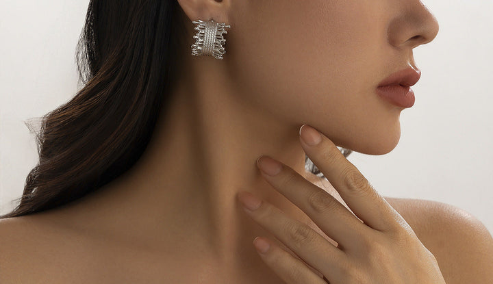 Ohrringe mit zweilagiger Textur und graviertem Detail – Akoma 