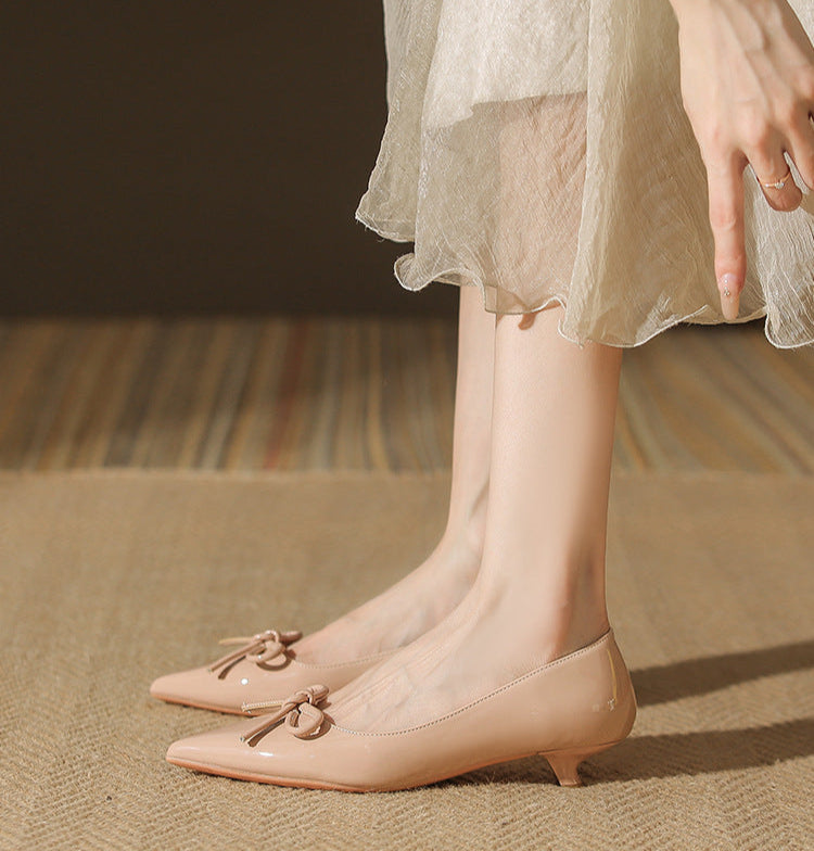 patent pointed-toe pumps with bow detail - AURADLY