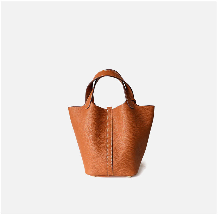 textured leather tote bag with lock detail – AURA