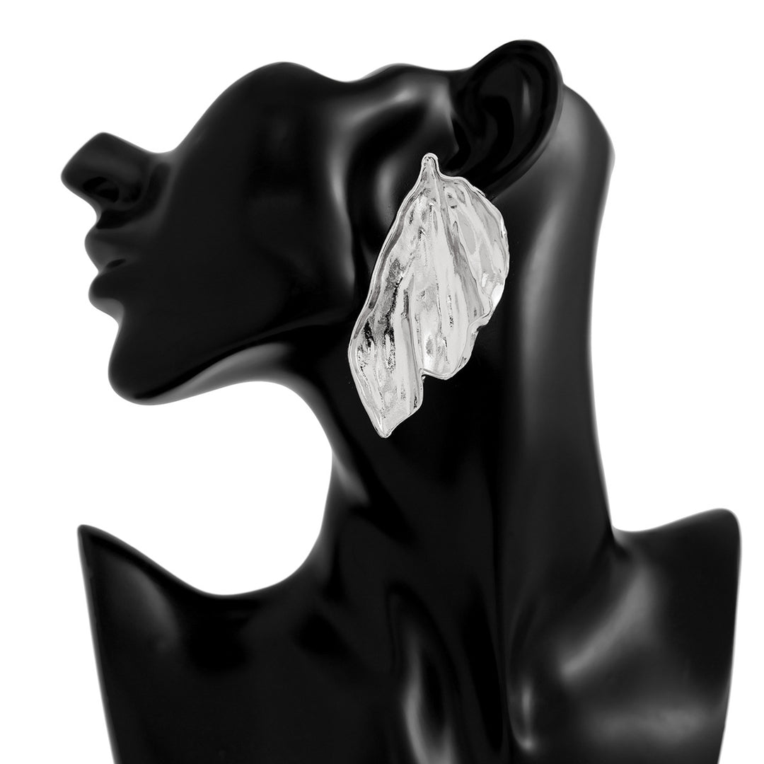 Leaf-inspired sculptural statement earring - Aolkir