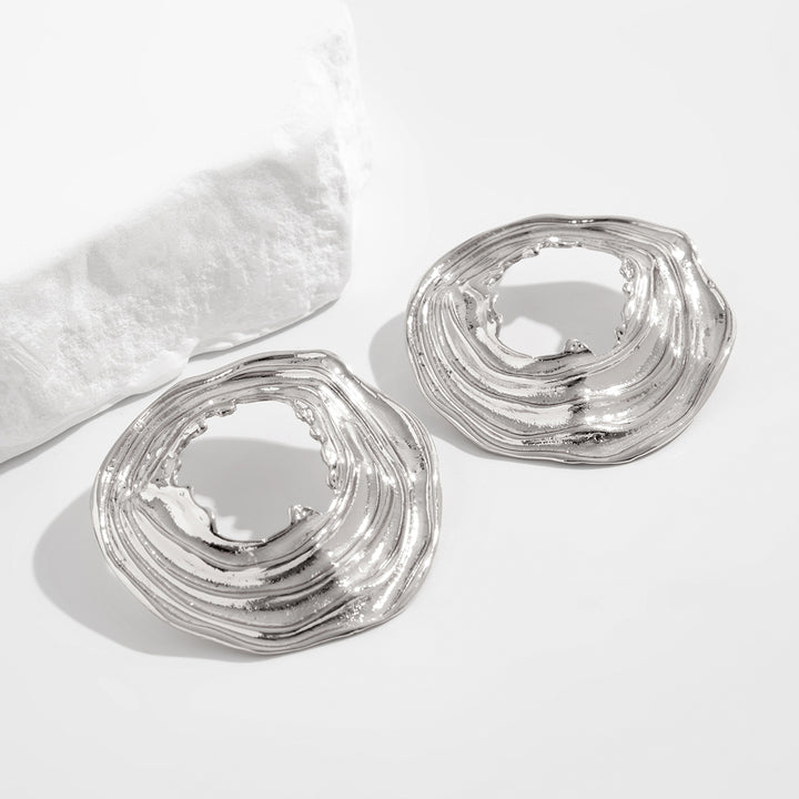 أقراط دائرية مفتوحة ذات نسيج مزخرف مع تموجات منحوتة - ليمالي