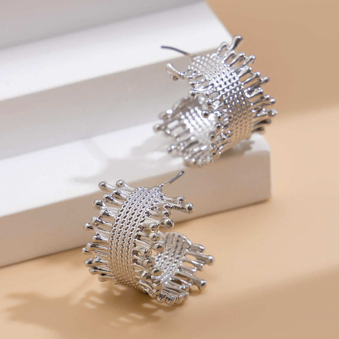 Ohrringe mit zweilagiger Textur und graviertem Detail – Akoma 