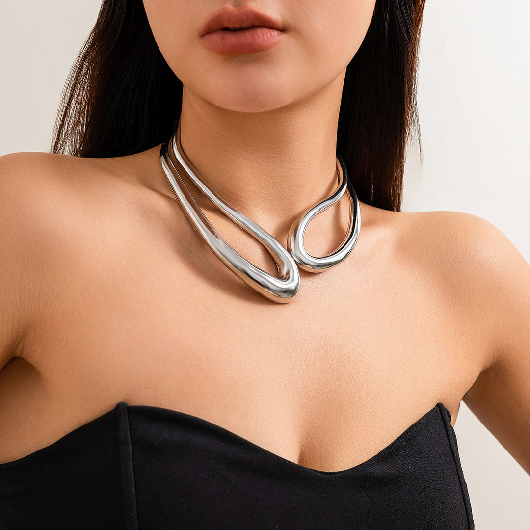 Twisted open metal choker with sculptural wave design - Dolkia