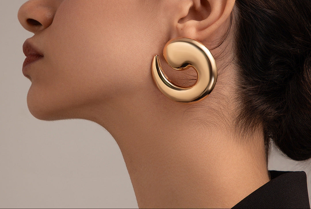 Boucles d'oreilles créoles à double couche texturée avec détail gravé – Akoma 