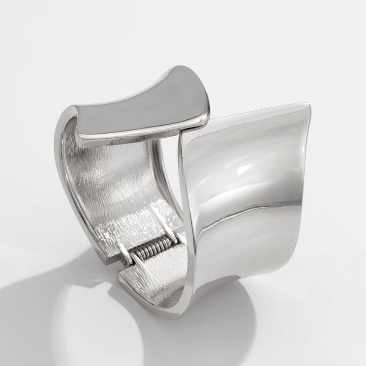 Wide wave bangle with asymmetrical ends - Limky