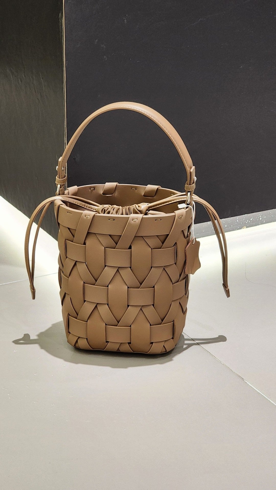 woven bucket bag with drawstring pouch – SIENNA