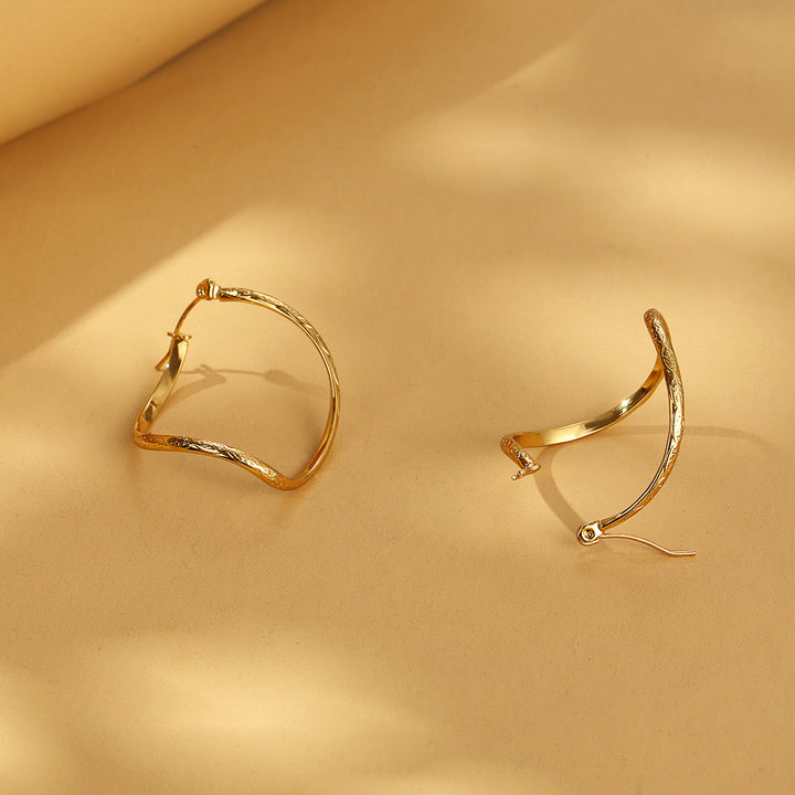 Ohrringe mit zweilagiger Textur und graviertem Detail – Akoma 