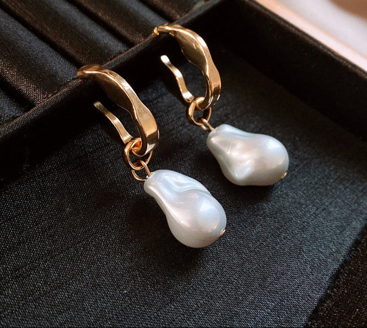 Sculptural hoop earrings with baroque pearl drop – Lirnua