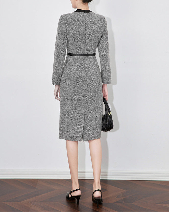 robe cache-cœur à manches trois-quarts avec revers à sequins et appliqué floral – ALINA 