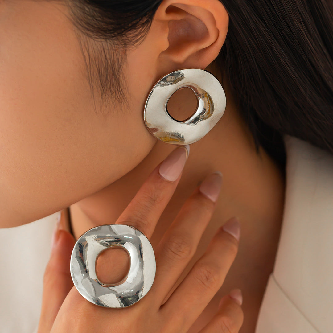 Asymmetrical hollow circle earrings with fluid surface - Nolmas