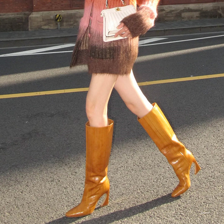 حذاء جلدي كاراميلي يصل إلى الركبة بكعب منحني – سيينا