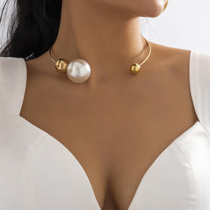 Open choker necklace with oversized pearl and metal sphere - Siply