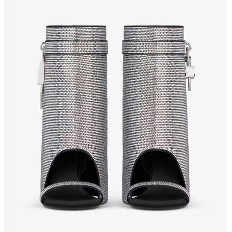 أحذية بكعب عالٍ مدببة من الأمام بثلاثة أحزمة وتفاصيل مرصعة بالمسامير - أورورا