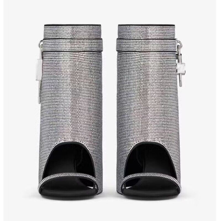 أحذية بكعب عالٍ مدببة من الأمام بثلاثة أحزمة وتفاصيل مرصعة بالمسامير - أورورا