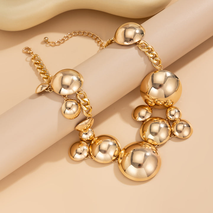 Ohrringe mit zweilagiger Textur und graviertem Detail – Akoma 