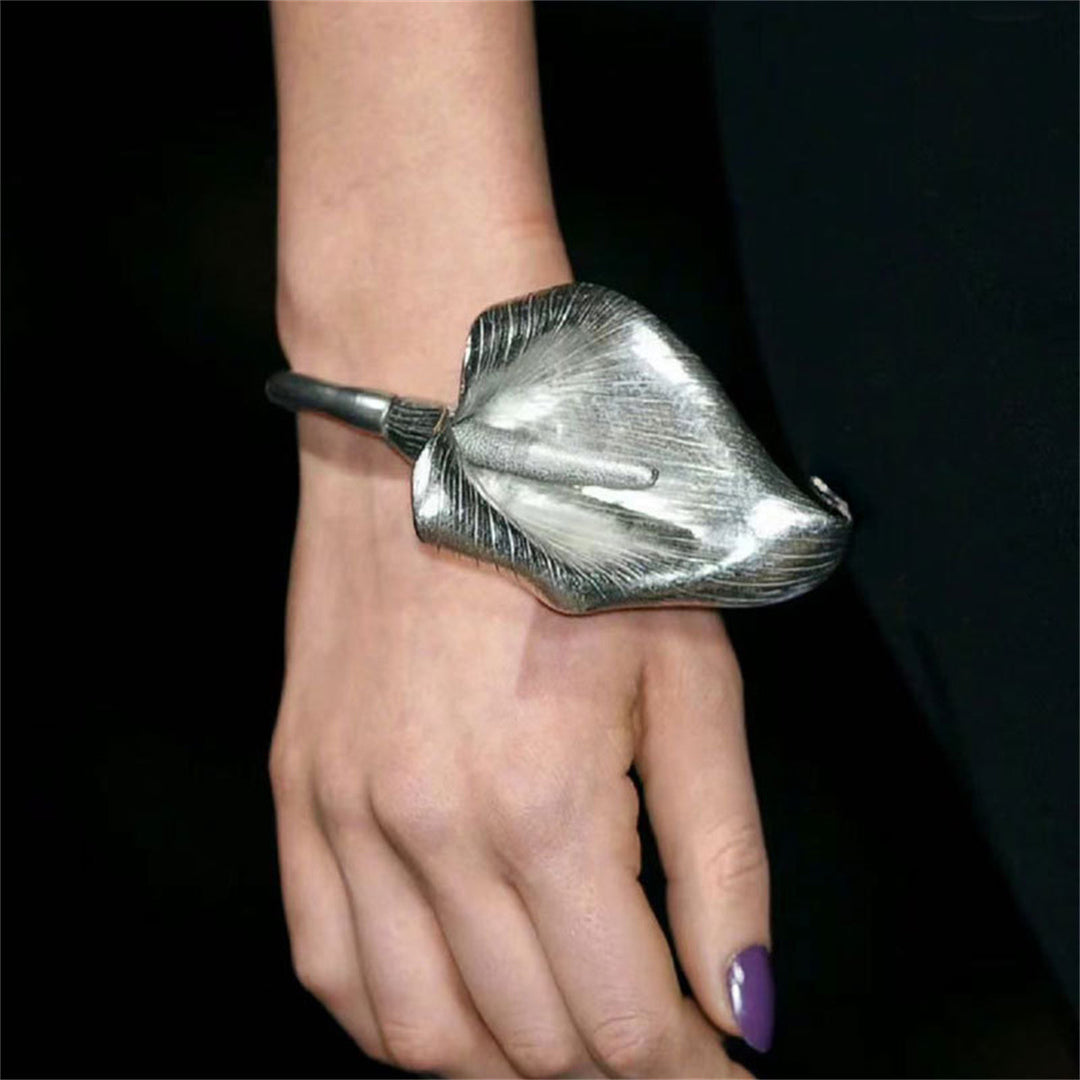 Sculptural open hoop earring with abstract petal form - Lasta