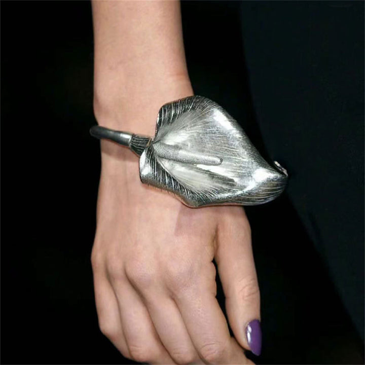 Sculptural open hoop earring with abstract petal form - Lasta