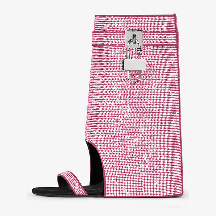 أحذية بكعب عالٍ مدببة من الأمام بثلاثة أحزمة وتفاصيل مرصعة بالمسامير - أورورا