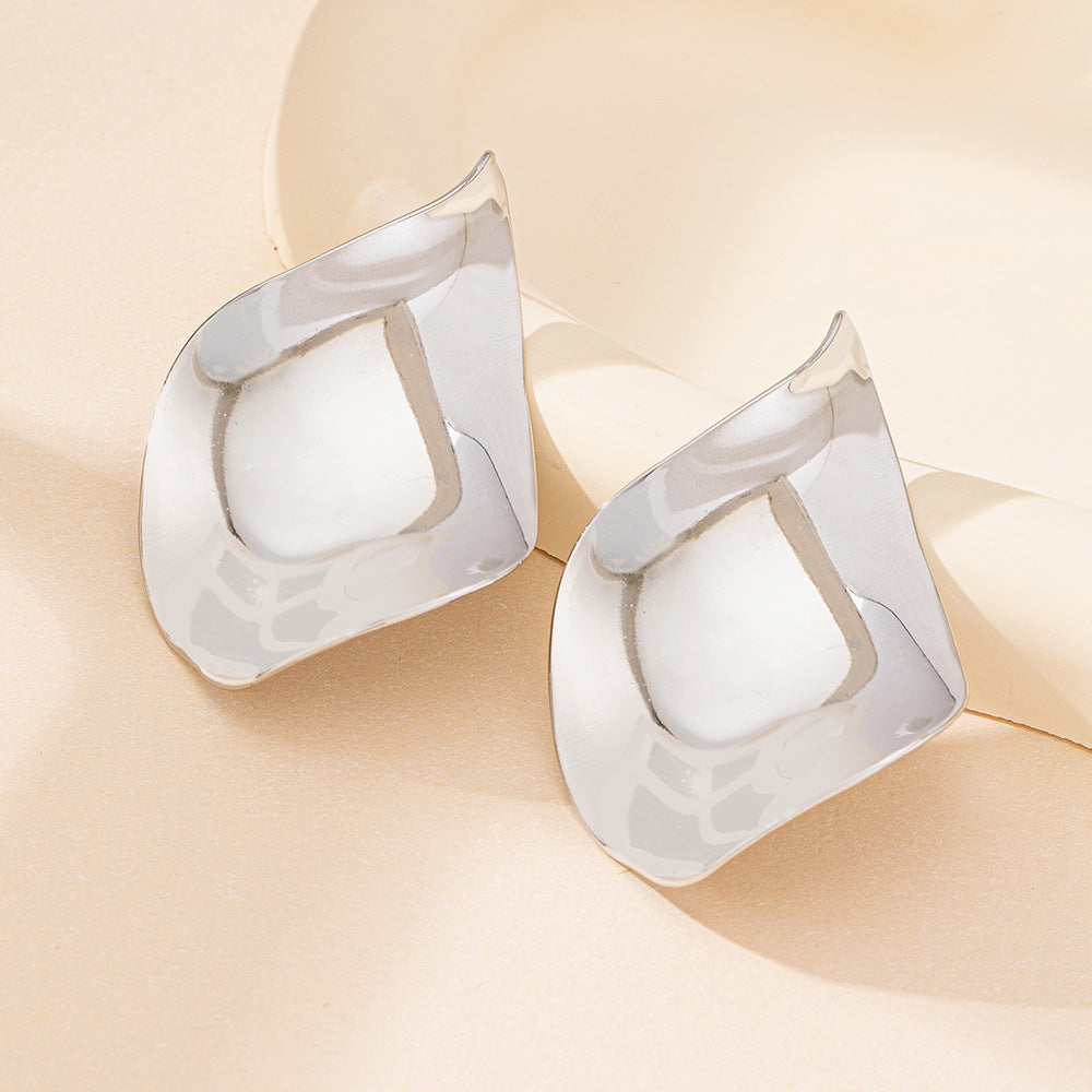 Ohrringe mit zweilagiger Textur und graviertem Detail – Akoma 