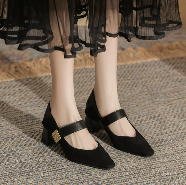 block heel pumps with suede finish and strap detail – AMARAQLU