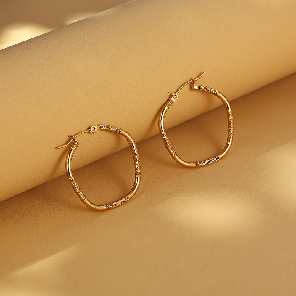 Gold-tone square hoop earrings with engraved detail - Zonzi