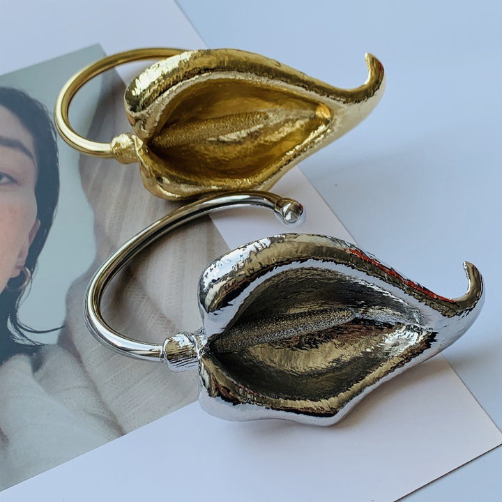 Sculptural open hoop earring with abstract petal form - Lasta