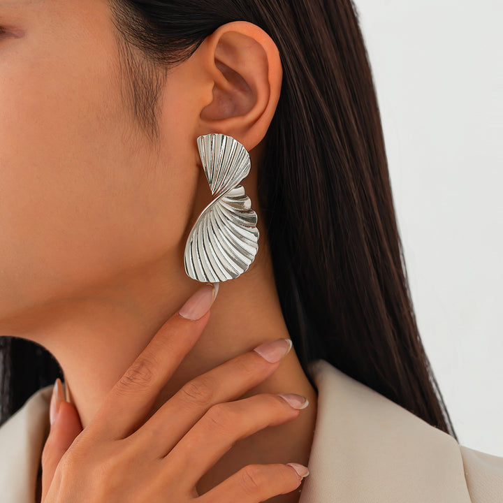 Ribbed twisted fan earrings in metallic finish - Copery