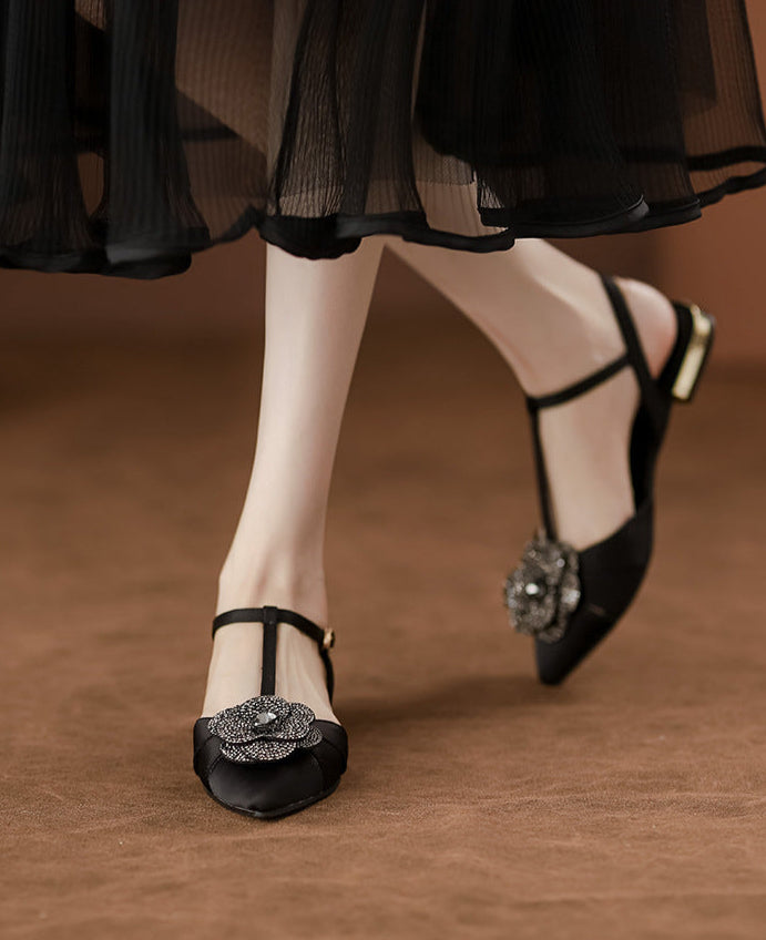 صندل مسطح مفتوح من الخلف بتفاصيل زهرة كريستالية – أمارازي