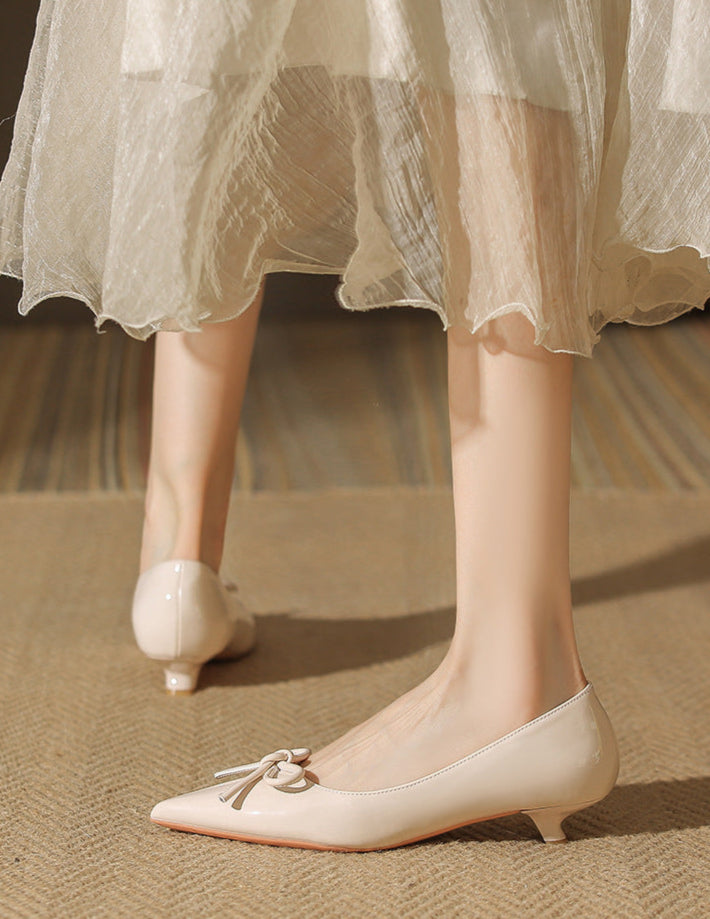 patent pointed-toe pumps with bow detail - AURADLY