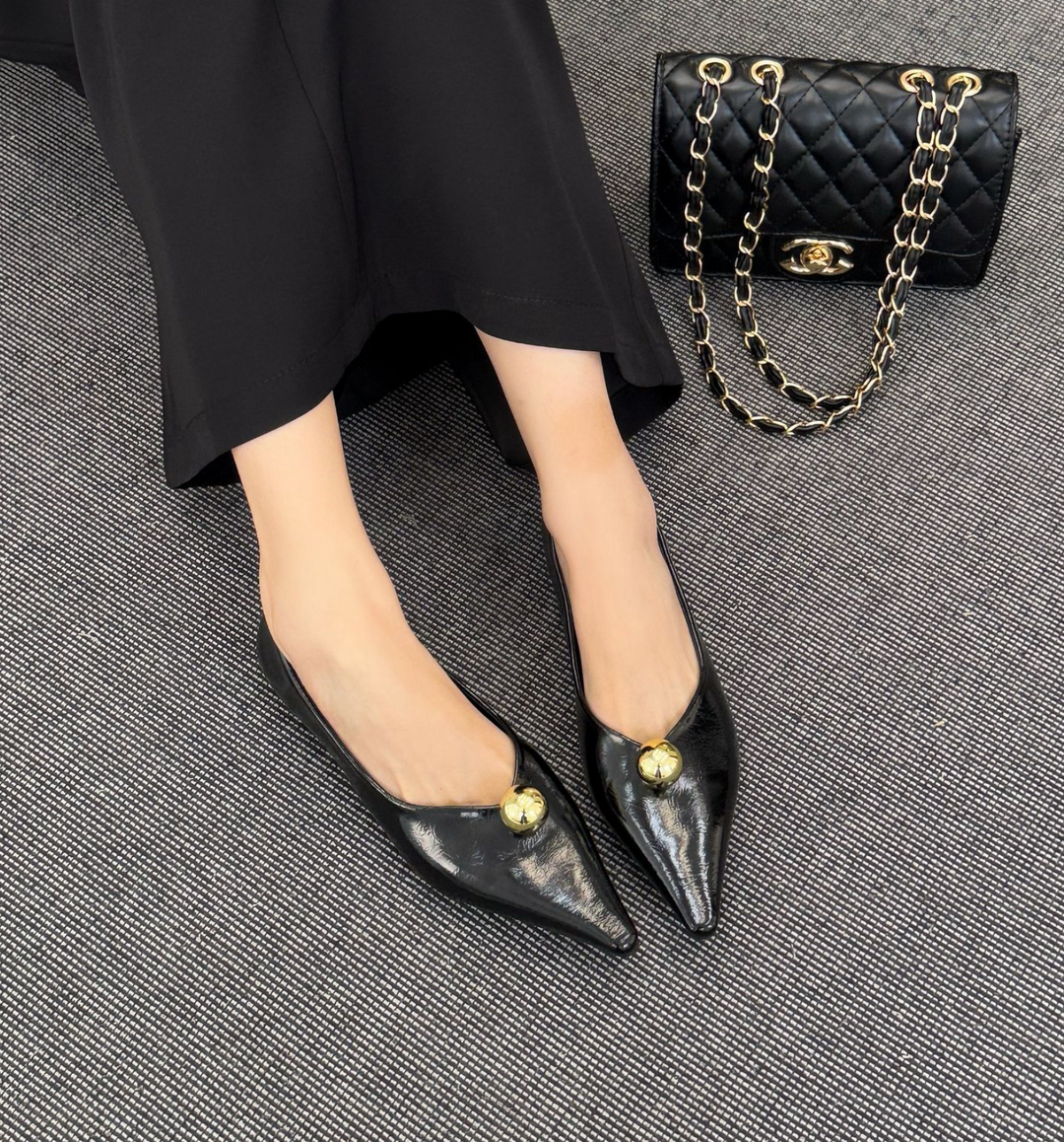 أحذية مسطحة سوداء مدببة بقبة ذهبية - فييرا