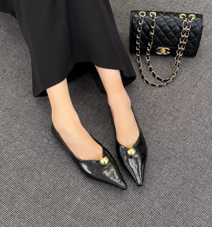 أحذية مسطحة سوداء مدببة بقبة ذهبية - فييرا