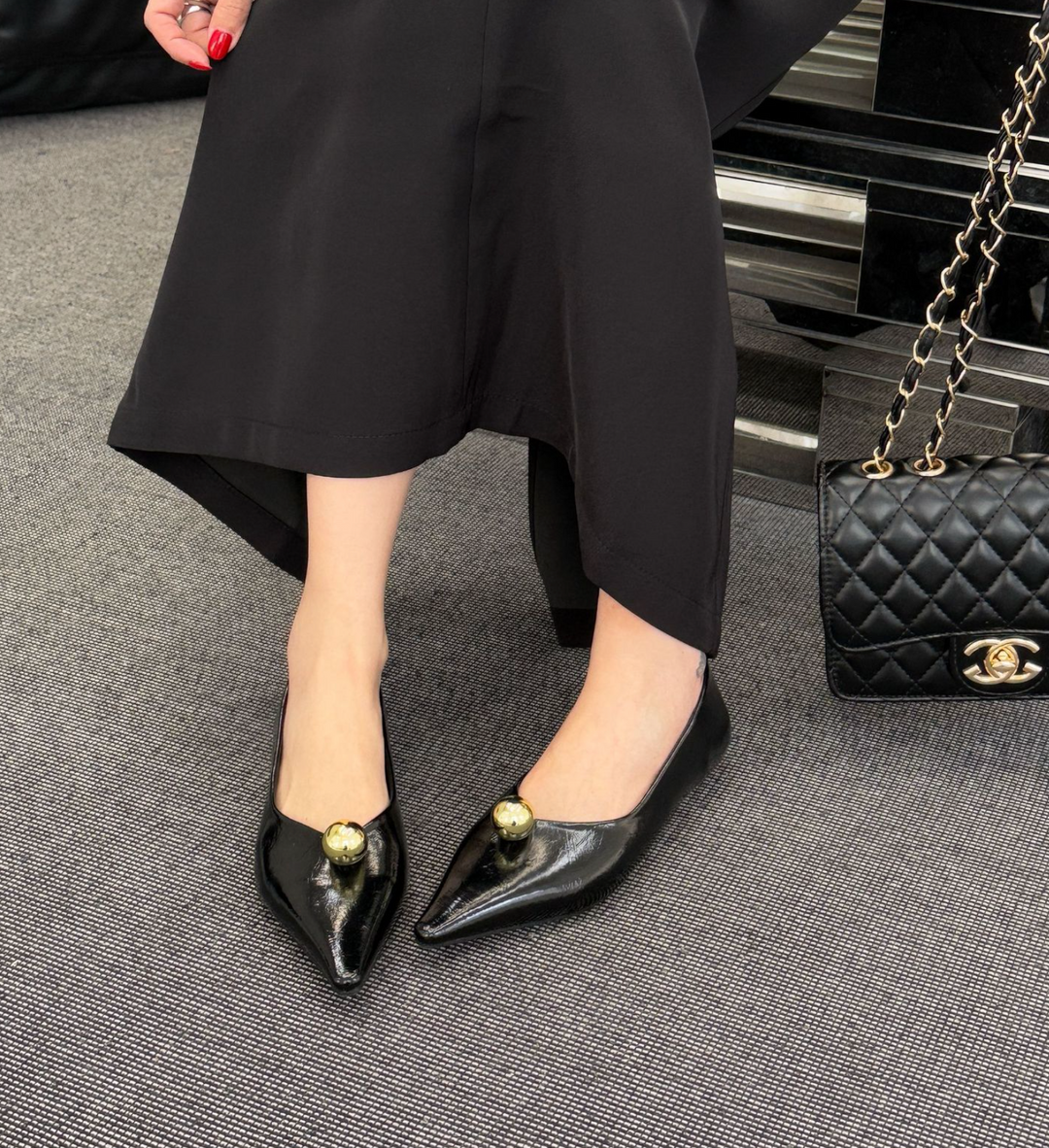 أحذية مسطحة سوداء مدببة بقبة ذهبية - فييرا