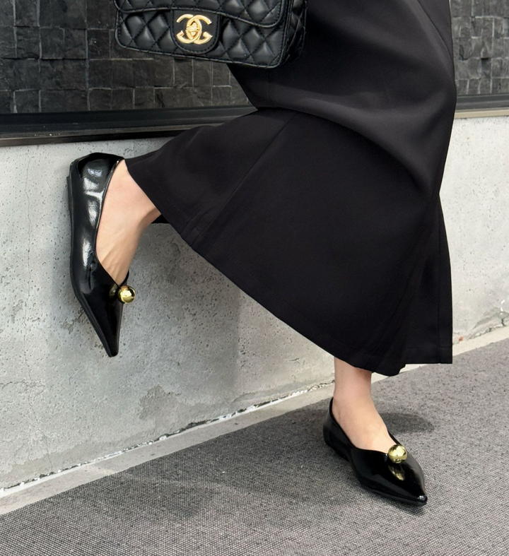 أحذية مسطحة سوداء مدببة بقبة ذهبية - فييرا