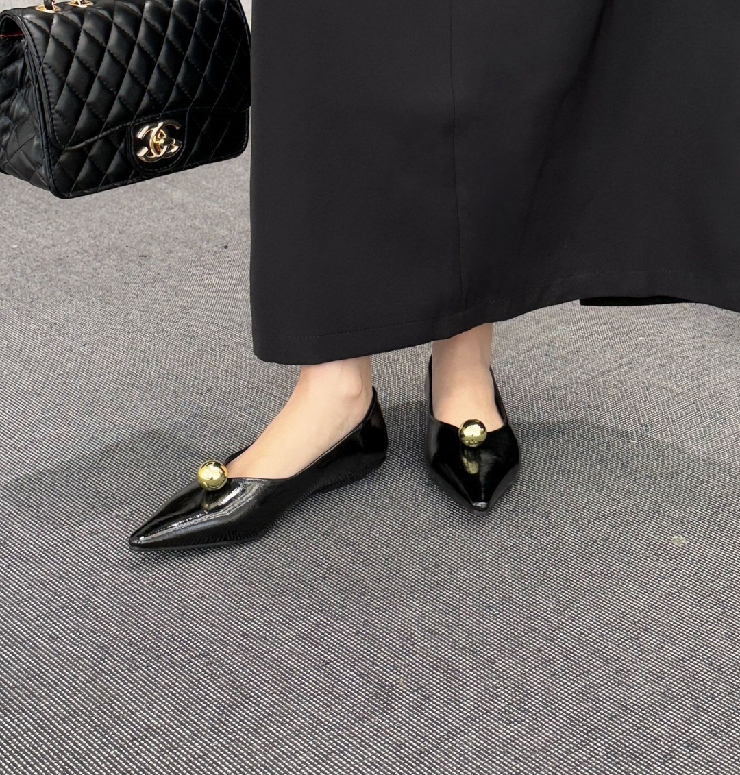 أحذية مسطحة سوداء مدببة بقبة ذهبية - فييرا