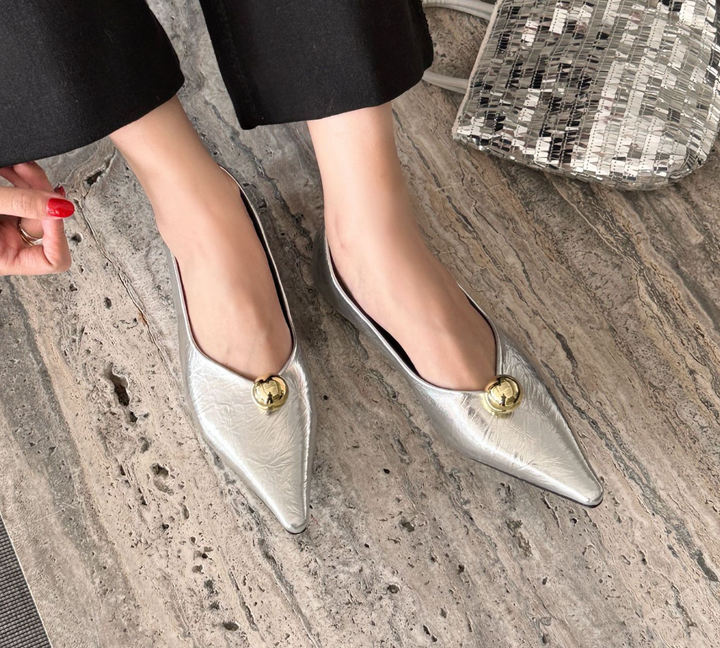 أحذية مسطحة سوداء مدببة بقبة ذهبية - فييرا