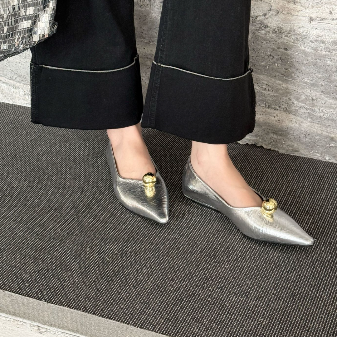 أحذية مسطحة سوداء مدببة بقبة ذهبية - فييرا