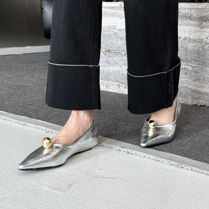 أحذية مسطحة سوداء مدببة بقبة ذهبية - فييرا