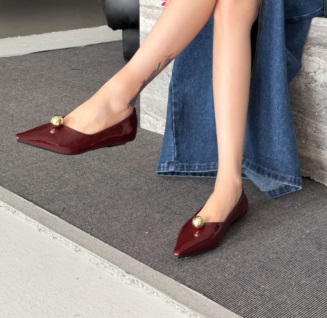 أحذية مسطحة سوداء مدببة بقبة ذهبية - فييرا