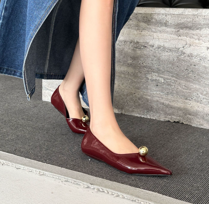 أحذية مسطحة سوداء مدببة بقبة ذهبية - فييرا