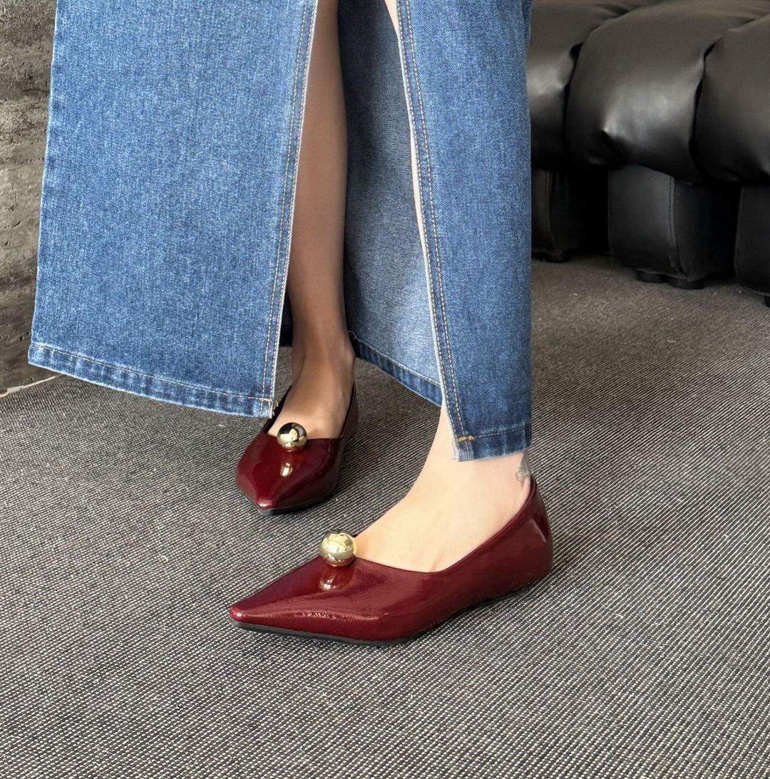 أحذية مسطحة سوداء مدببة بقبة ذهبية - فييرا