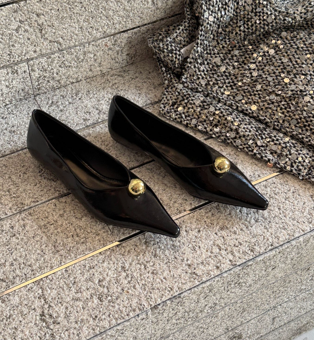أحذية مسطحة سوداء مدببة بقبة ذهبية - فييرا
