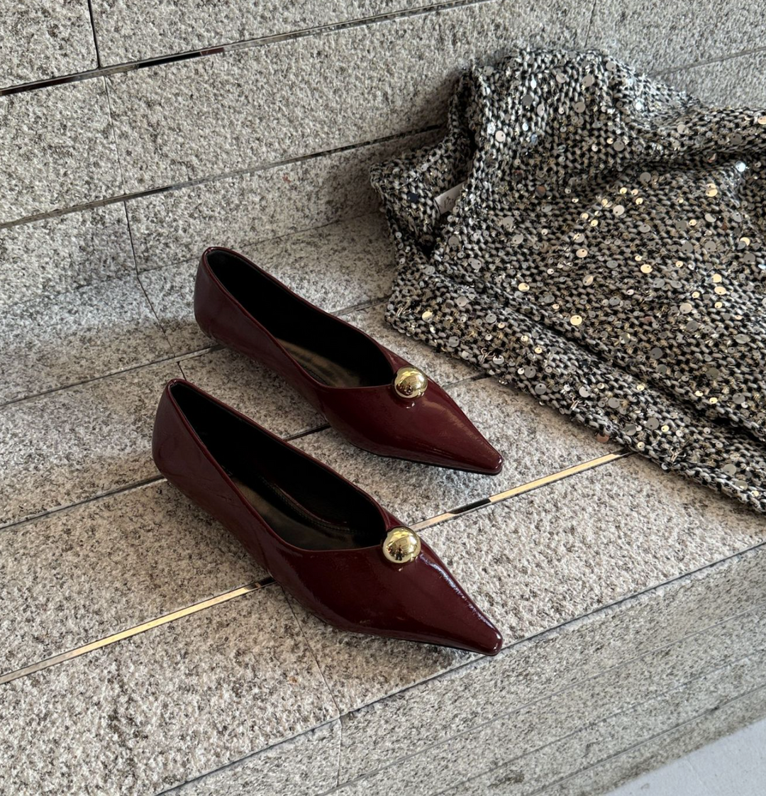 أحذية مسطحة سوداء مدببة بقبة ذهبية - فييرا