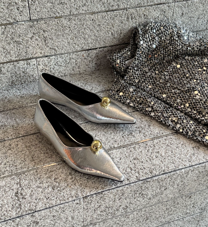 أحذية مسطحة سوداء مدببة بقبة ذهبية - فييرا