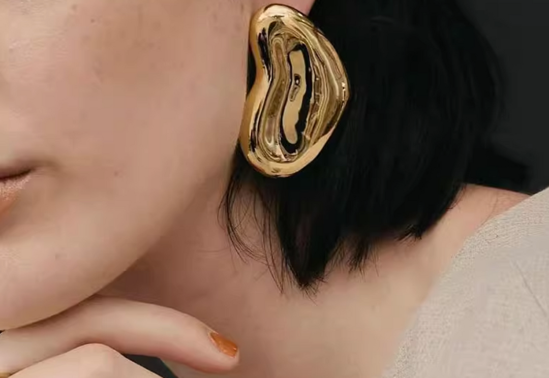 أقراط مطوية منحوتة ذات شكل تجريدي - رولمي