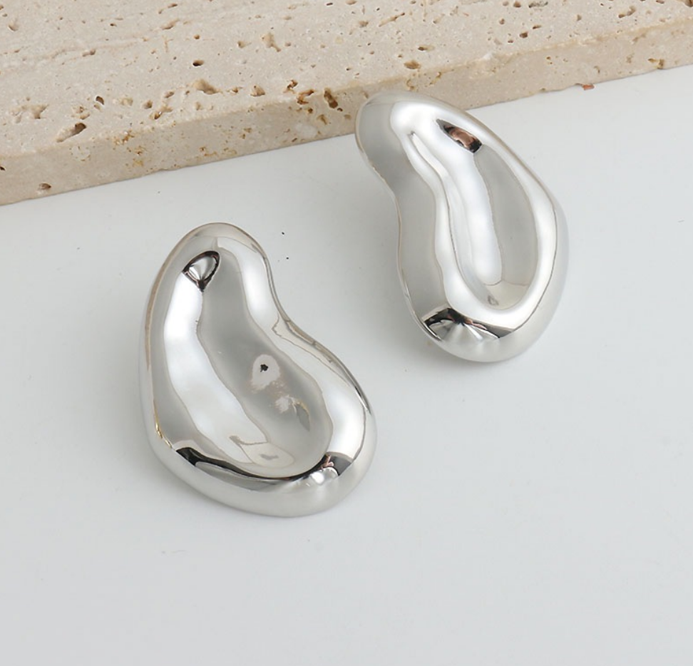 أقراط مطوية منحوتة ذات شكل تجريدي - رولمي