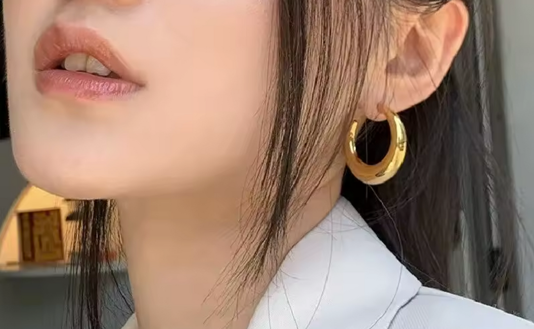 Bold crescent hoop earrings in polished gold – Aolnu