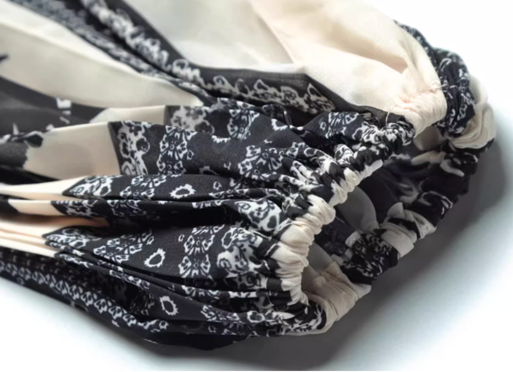 Dreiviertelärmel-Wickelkleid mit Paillettenrevers und Blumenapplikation – ALINA 