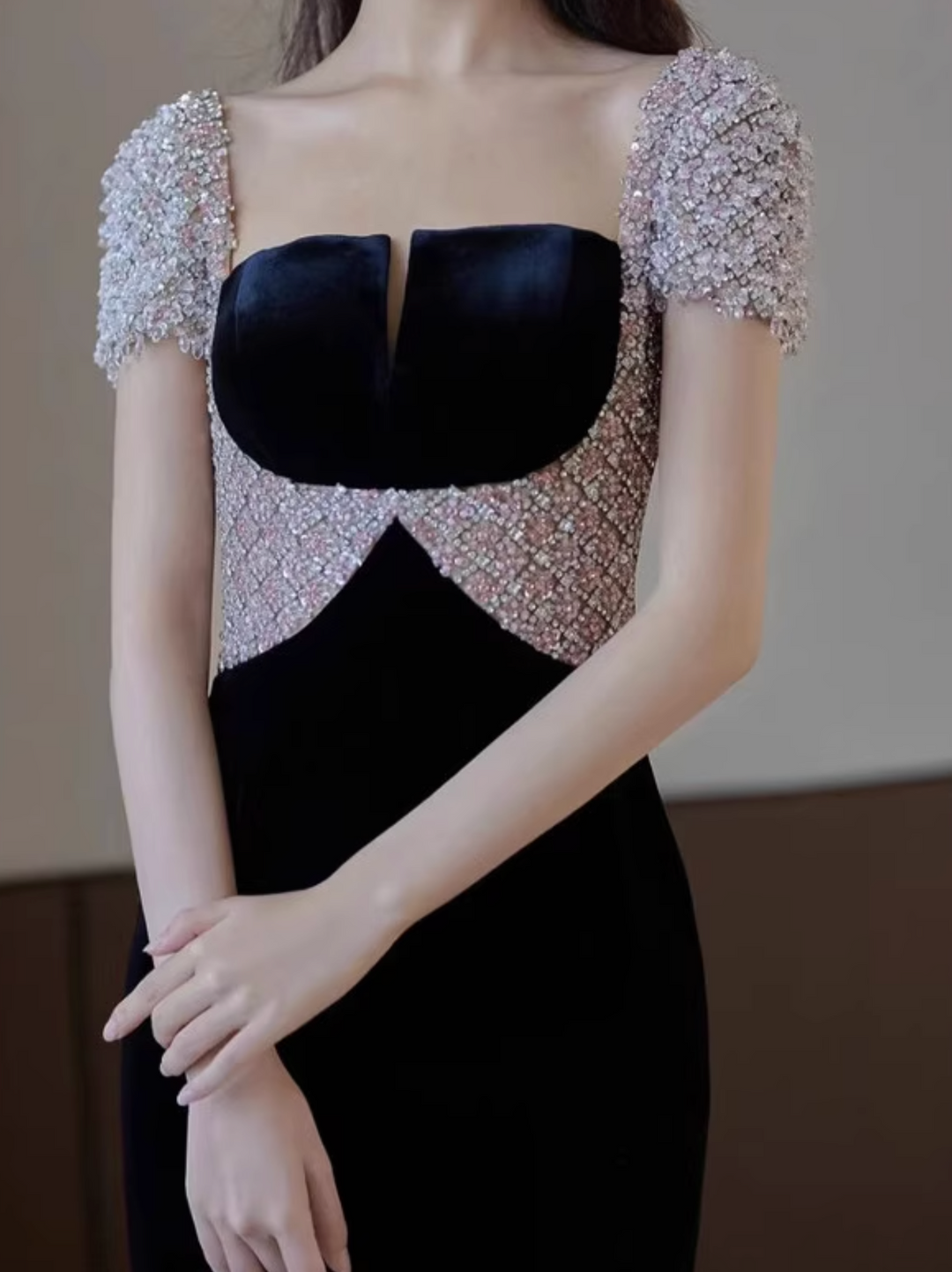 فستان عمودي مخملي مع صدّار مزخرف – أيلة