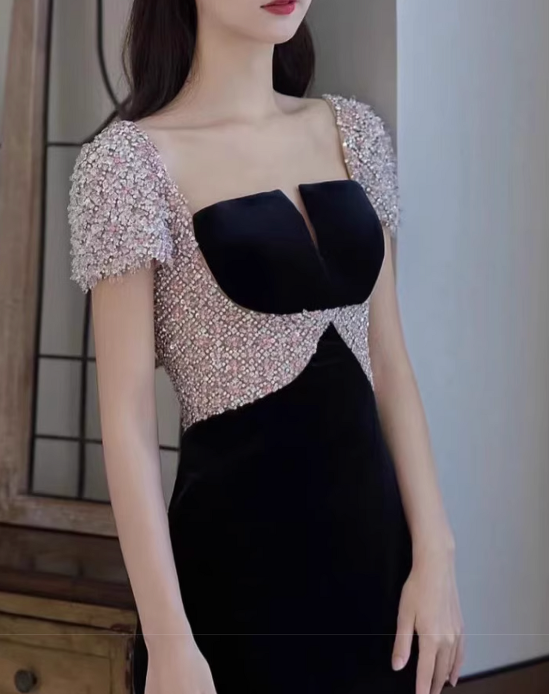 فستان عمودي مخملي مع صدّار مزخرف – أيلة