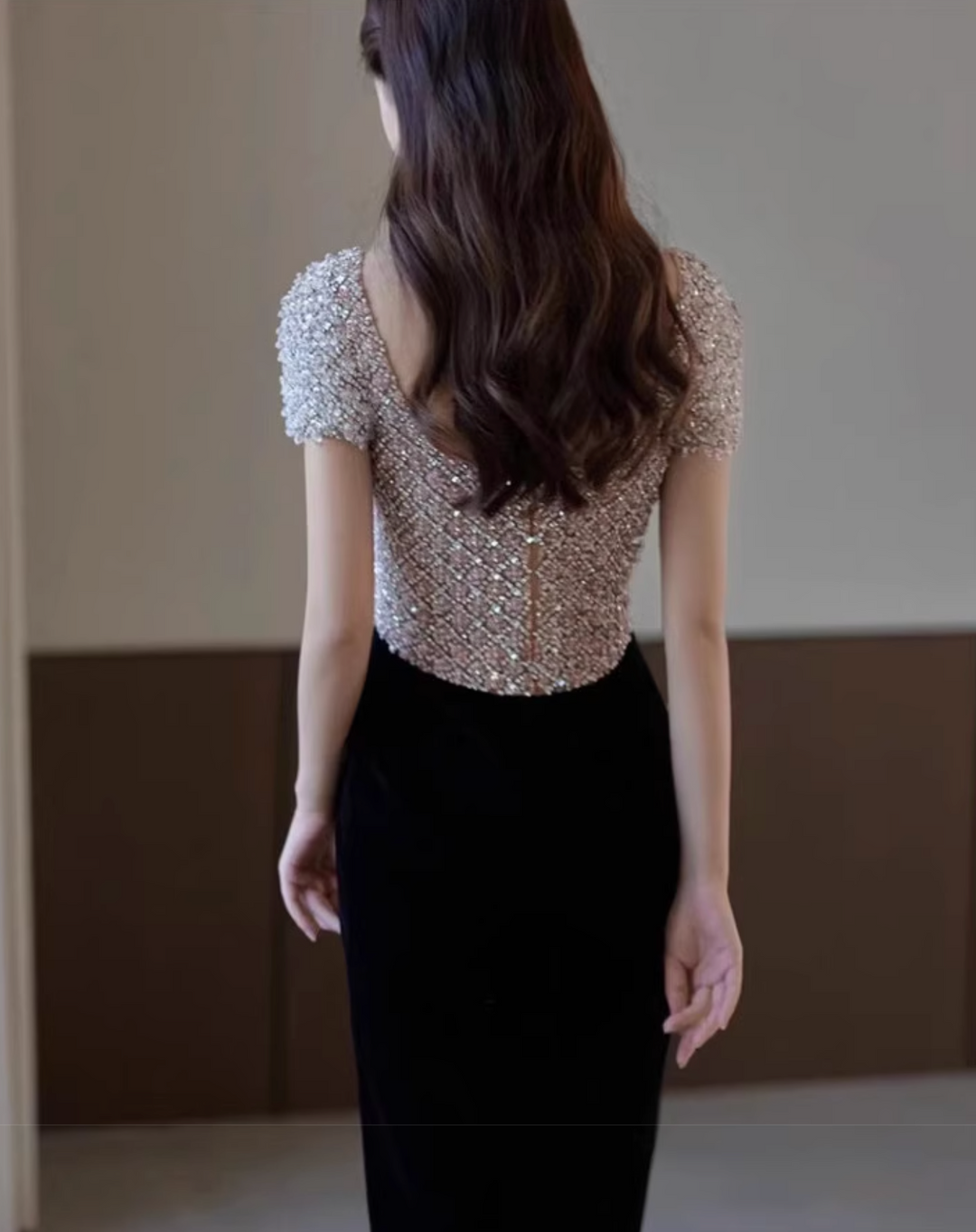 فستان عمودي مخملي مع صدّار مزخرف – أيلة